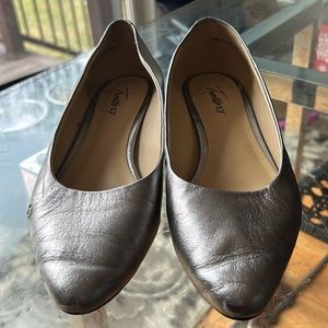 Trotters silver metallic flats w small heel 7.5